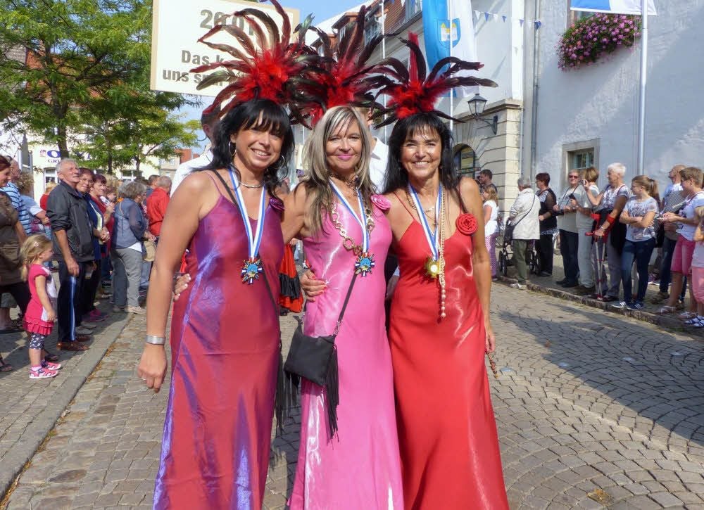 Drei Paradiesvögel in Rot.