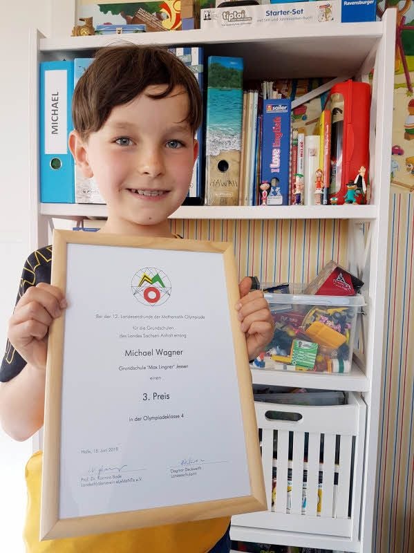 Stolz präsentiert Michael Wagner seine Urkunde.