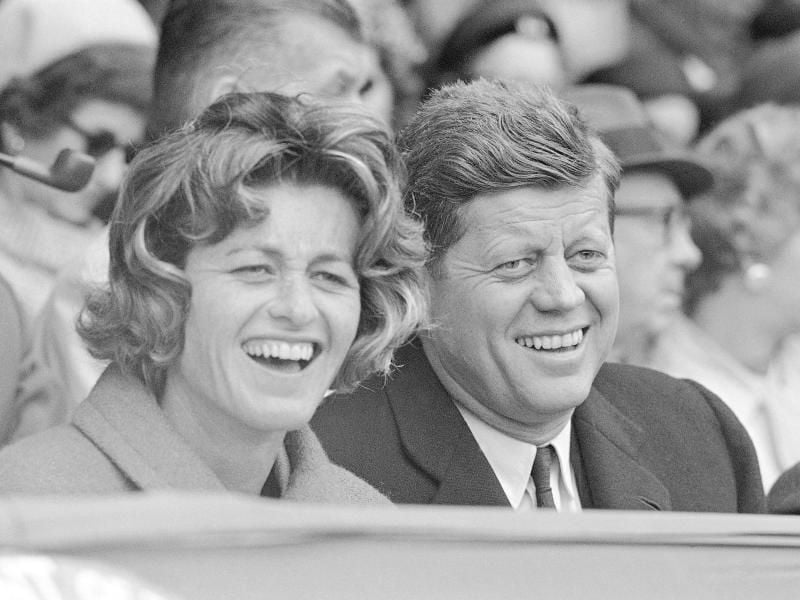 John F. Kennedy, damaliger Präsident der USA, und seine Schwester Jean Kennedy Smith (1961). Foto: -/AP/dpa