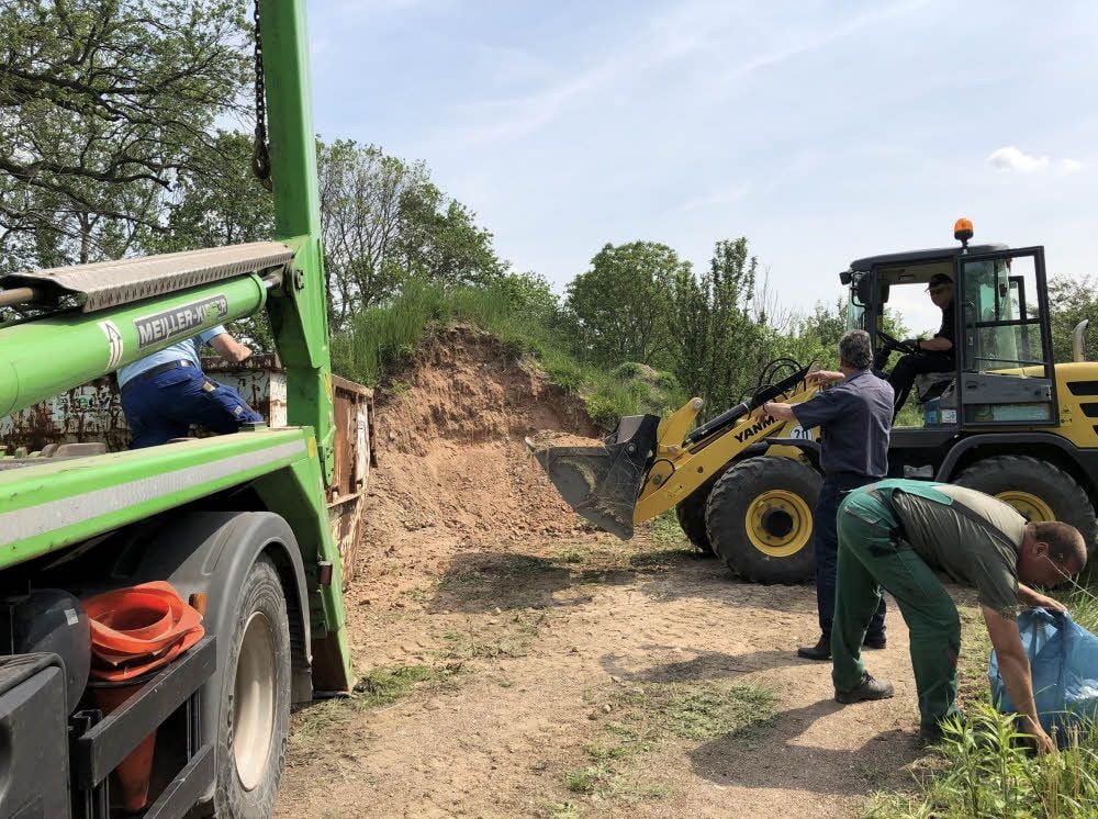 Die Firma Abc-Recycling arbeitet auf der ehemaligen Gartenanlage.