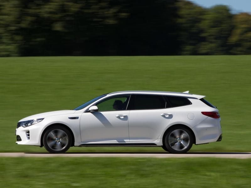 Erweiterte Auswahl: Den Kia Optima gibt es erstmals als Kombi namens Optima Sportswagon. Ein Plug-in-Hybrid und der GT-Sportler sind weitere neue Varianten. Foto: Kia