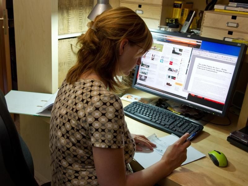 Wer hauptsächlich zu Hause arbeitet und keinen anderen Arbeitsplatz angeboten bekommt, kann die Kosten für ein Arbeitszimmer von der Steuer absetzen. Foto: Patrick Pleul/dpa