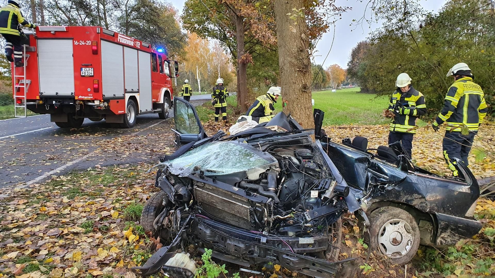 Zwei Menschen kamen bei dem Verkehrsunfall am Sonnabend im Kreis Cloppenburg ums LEben.