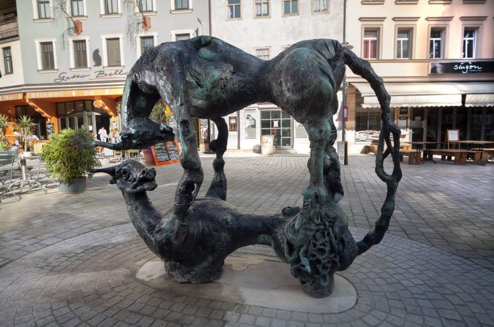Kampf zweier Stiere oder ein Paarungsversuch nach Menschenart? Nein, eine Selbstfindung ist auf dem Johannisplatz in Jena zu bewundern.