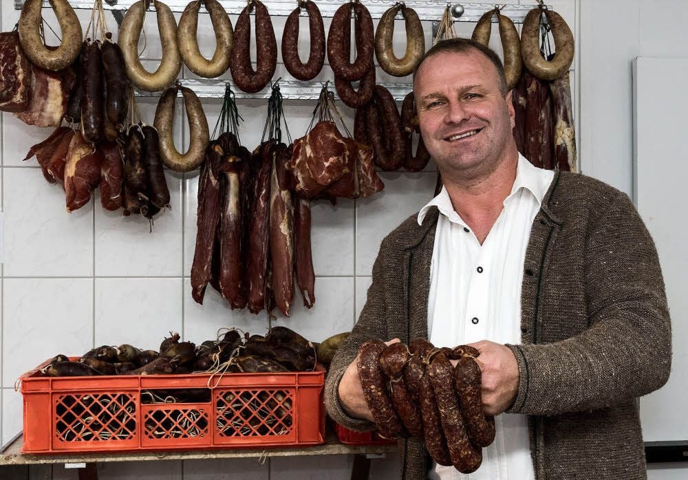 Christian Schaaf aus Wallendorf präsentierte bei seinem Hoffest Wurst aus eigener Schlachtung und eröffnete im Hofladen die Schlachtsaison.