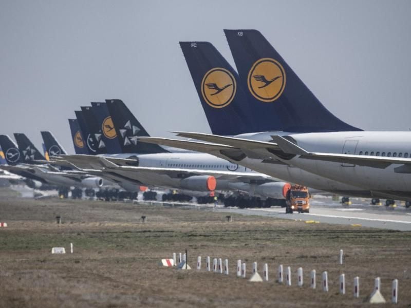 In langer Reihe stehen auf einer Landebahn des Flughafens Frankfurt Maschinen der Lufthansa. Foto: Boris Roessler/dpa/Archivbild