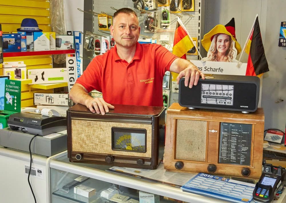 Die alten Radios sind nur Dekoration: Raik Holewa verkauft in seinem Geschäft modernste Technik.