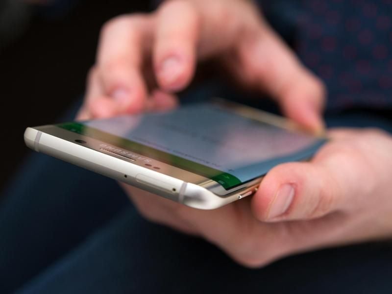 Damit man sich nicht ungewollt einen Abo-Vertrag einhandelt, sollten Smartphone-Nutzer vom Provider eine Drittanbietersperre aktivieren lassen. Foto: Andrea Warnecke/dpa-tmn