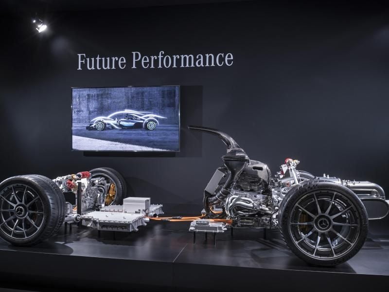 Bislang existieren erst Fahrwerk und Antriebsstrang von „Project One”. Der Sportwagen soll aus einem Verbrenner und vier Elektromotoren rund 1000 PS schöpfen. Foto: Daimler AG/dpa-tmn