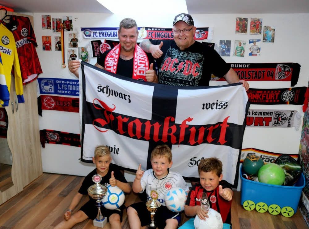 Die Fans der Eintracht: Andreas Matschei und Thomas Bauerfeld ( oben, v.li.) und die Kinder Nick Bauerfeld, Nico und Eric Matschei (unten, v.li.)