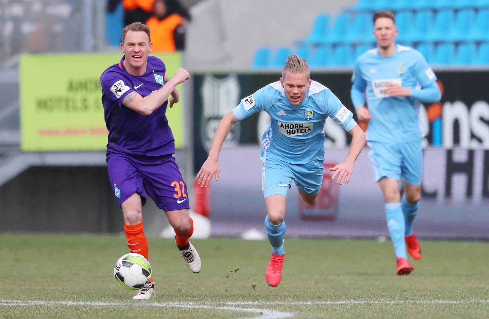Dennis Grote (r.) traf für Chemnitz gegen Werder Bremen II.