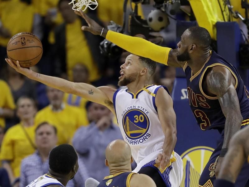 LeBron James (r) fordert mit seinen Cavaliers in den NBA-Finals die Golden State Warriors um Stephen Curry. Foto: Marcio Jose Sanchez/AP
