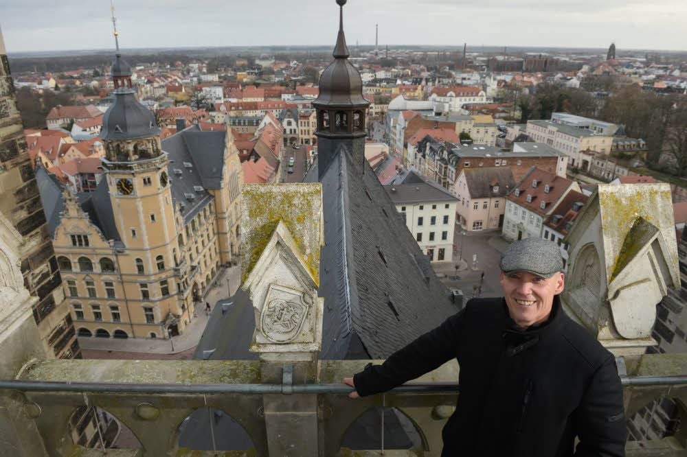 Architekt Dietmar Sauer - hier auf der Brücke zwischen den Türmen der Jakobskirche - hat gemeinsam mit seinem Team von DS Architects das Köthener Stadtbild mit geprägt und weit darüber hinaus mannigfaltige Spuren hinterlassen.
