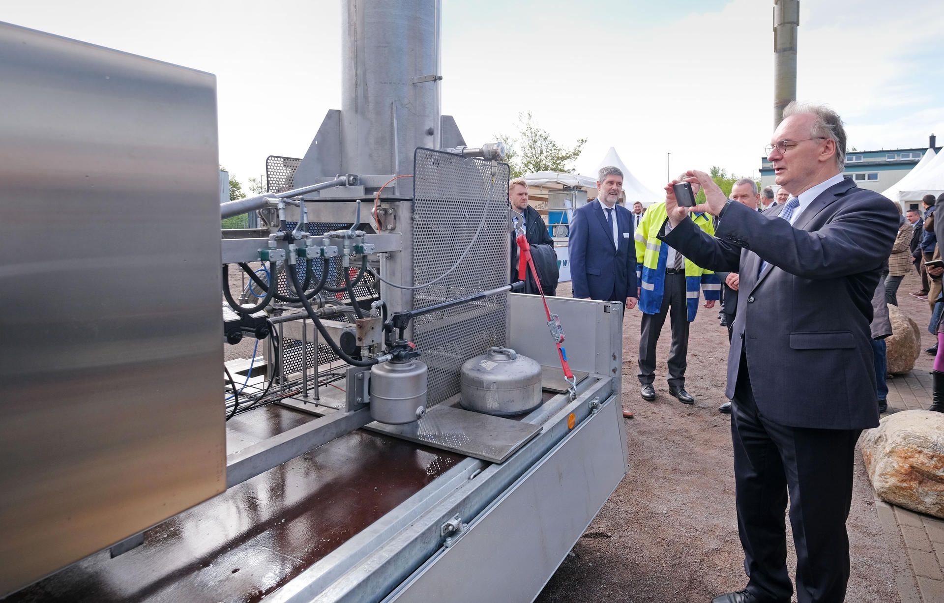 Ministerpräsident Reiner Haseloff (CDU) war beim Start des Testbetriebs dabei - und machte selbst ein Foto.