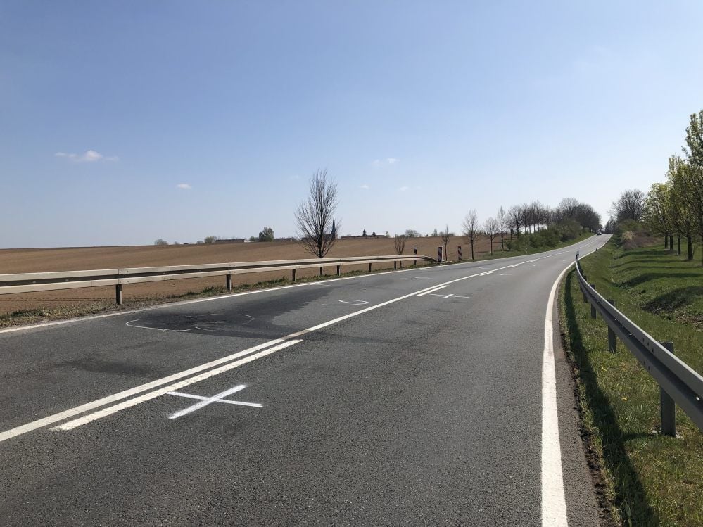 Am Tag danach erinnerten noch Markierungen der Polizei auf der B180 bei Barnstädt an den Unfall, bei dem am Donnerstag ein Motorradfahrer starb