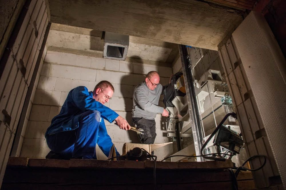Aufzüge sind das tägliche Brot des Naumburger Betriebes Elma. Hier bauen Christian Lindner (l.) und Volker Handloike einen Lift im Zuge der „Bummi“-Sanierung in der Naumburger Jägerkaserne ein.