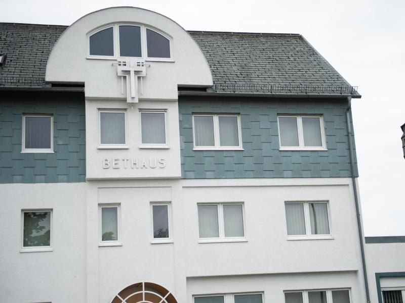 Der Schriftzug „Bethaus” sowie ein Kreuz prangen an der Fassade des Gemeindehauses der Evangeliums Christen Baptisten. Foto: Sebastian Kramer/dpa/Archivbild