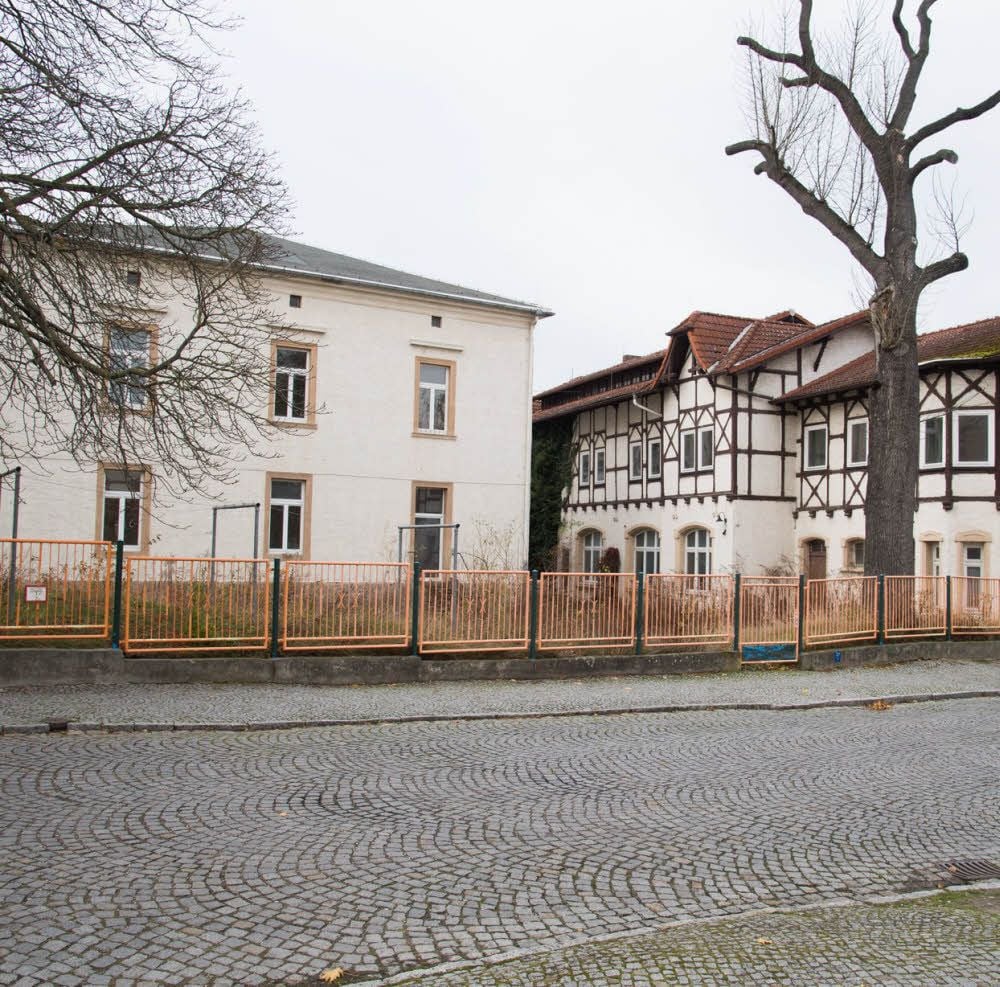 Exponierte Lage auf dem Weg zum Gradierwerk und doch am Ende: das einstige Kinderheim „Ludwig Renn“ in Bad Kösen. Einen potenziellen Käufer gibt es: die benachbarte Burgenlandklinik.