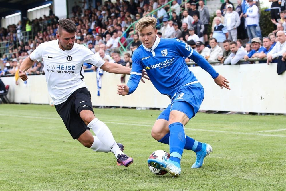 Stefan Heisig (li.), hier im Landespokal gegen den FCM, könnte in der nächsten Saison für Reppichau verteidigen.
