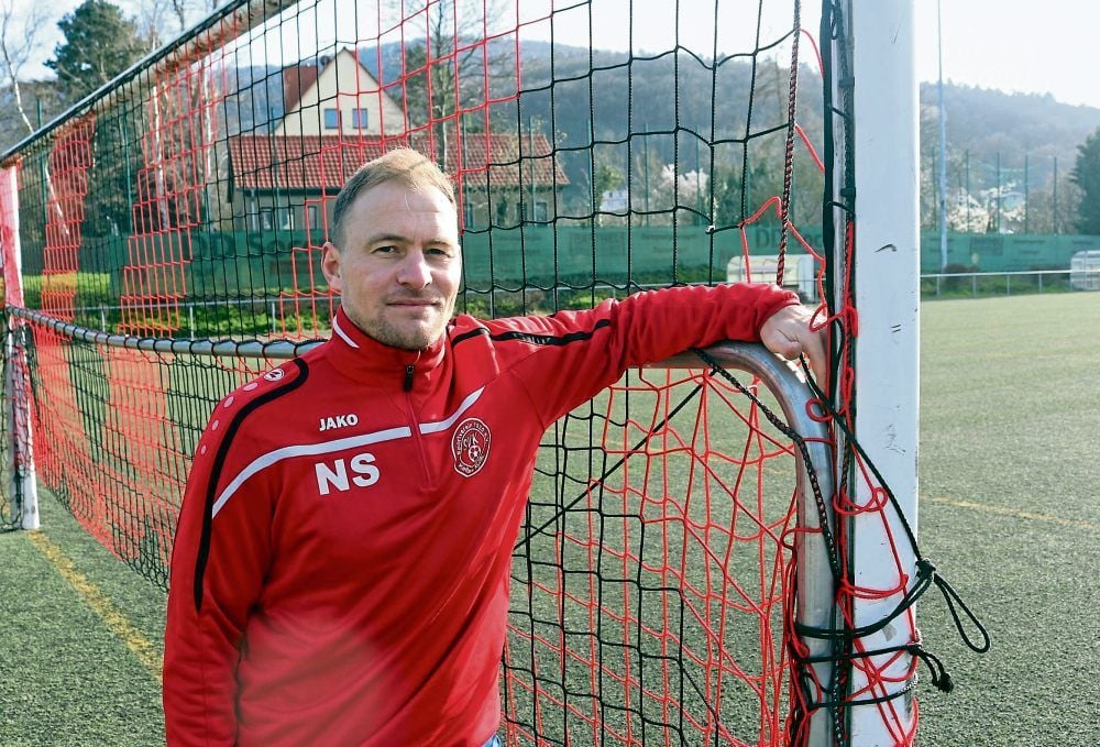 Nico Steinberg an einem Fußballtor in Kelbra. Die Netze sind hochgezogen. Wann die Saison weitergeht, ist vollkommen ungewiss.