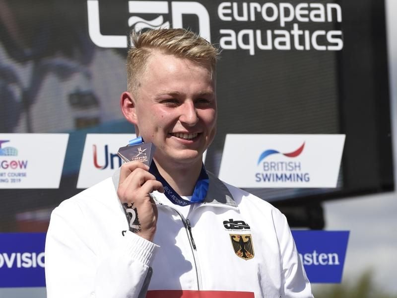 Rob Muffels zeigt bei der Siegerehrung seine Bronzemedaille. Foto: Ian Rutherford/PA Wire