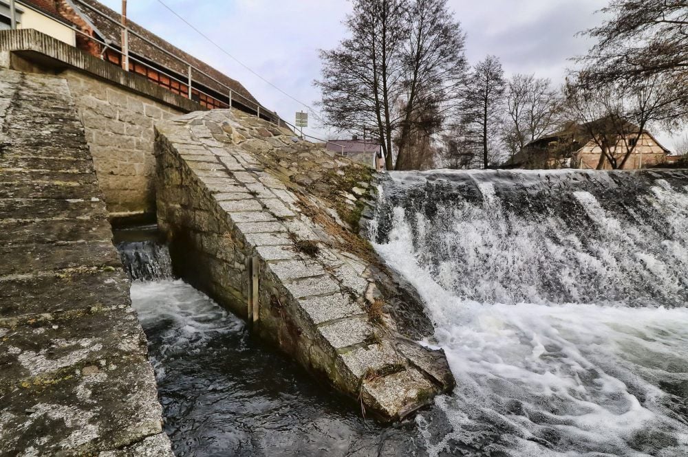 Blick aufs Bergaer Helme-Wehr: Es soll saniert und in diesem Zug auch die Fischtreppe erneuert werden.