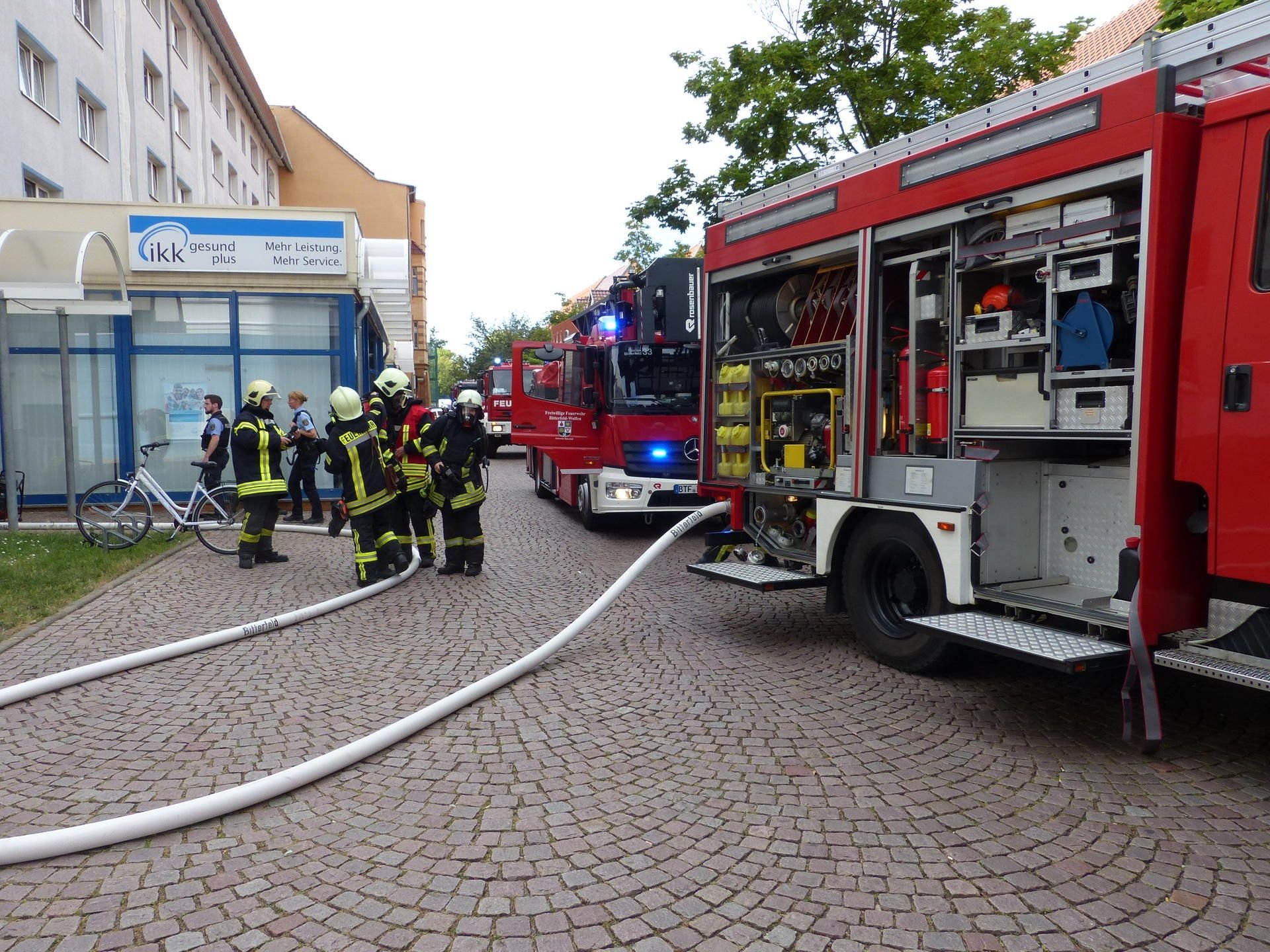 Die Einsatzkräfte in der Burgstraße Bitterfeld.