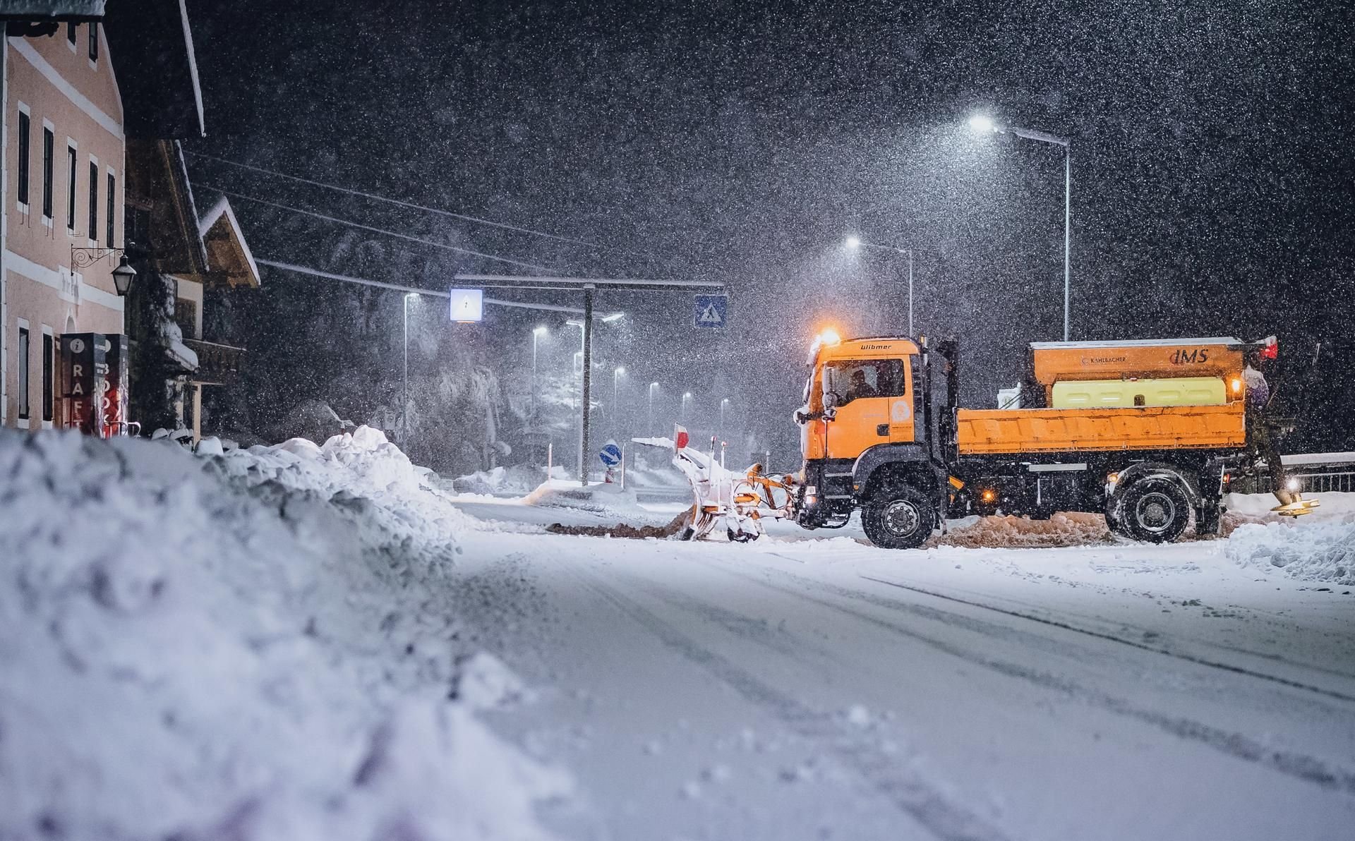 Der Wintereinbruch in Österreich sorgt für Chaos auf den Straßen.
