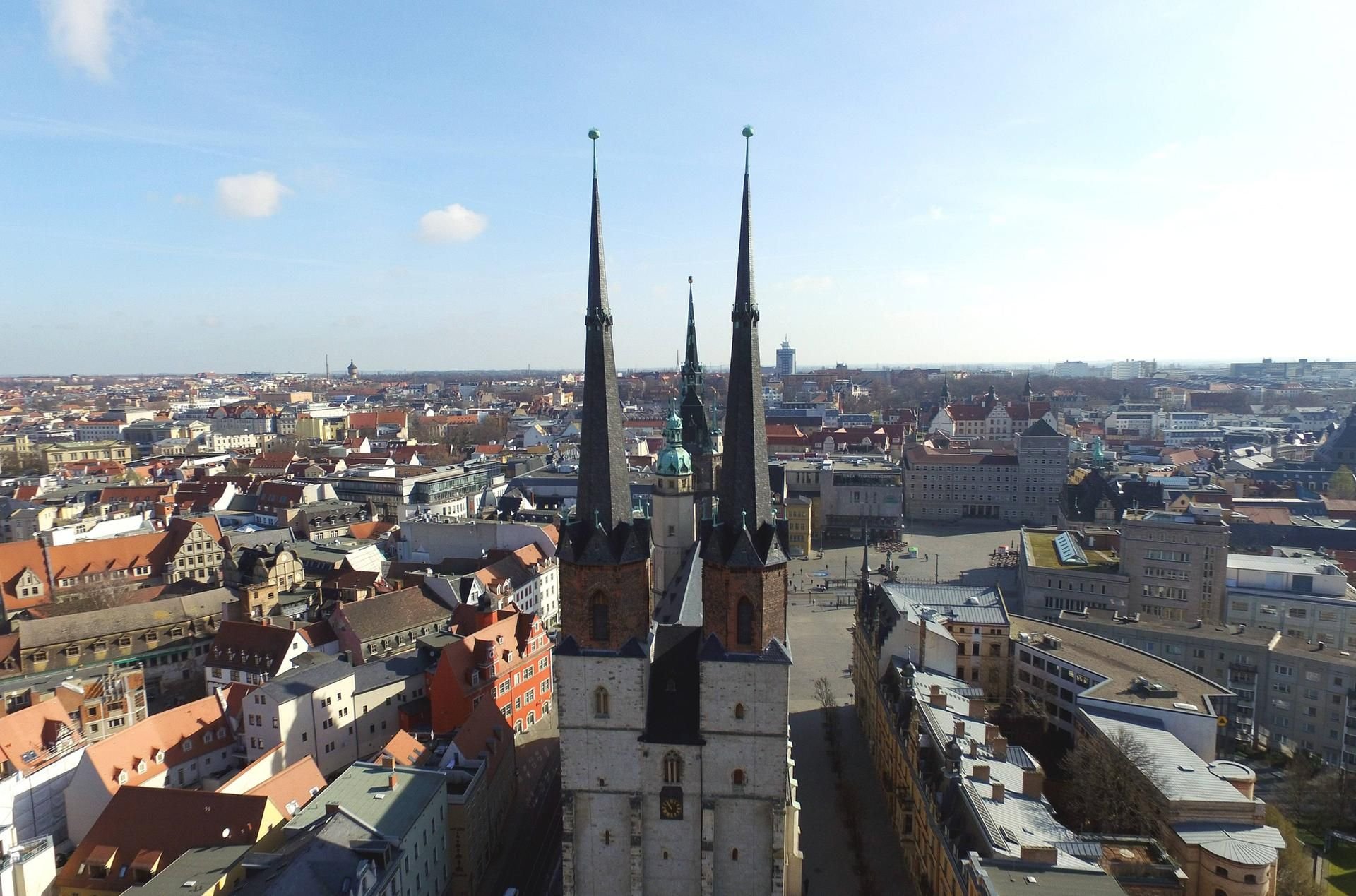 Blick über das Panorama der Stadt Halle
