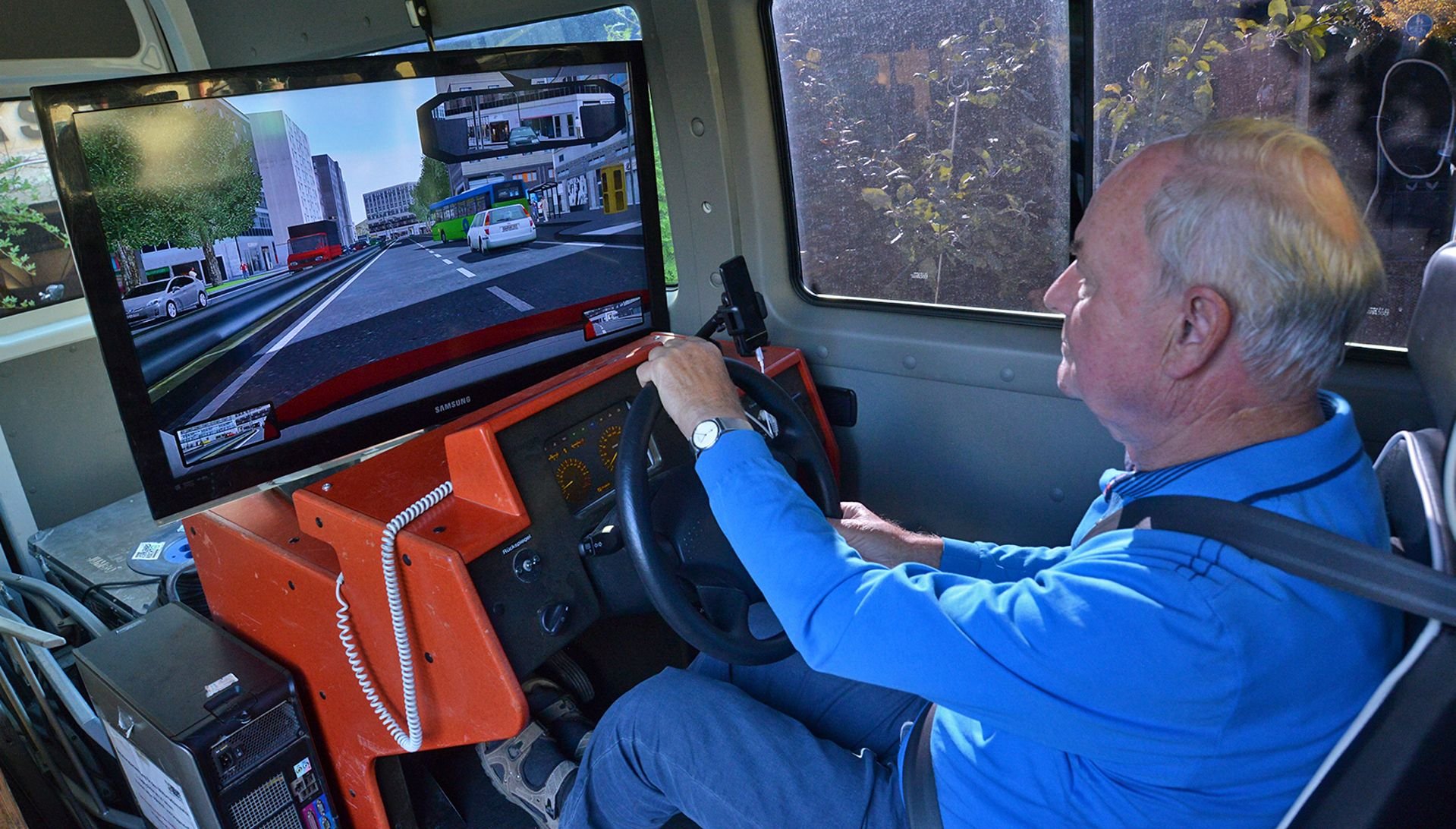 Beim Verkehrstag kann jeder seine eigene Fahrtauglichkeit testen - hier am Fahrsimulator.
