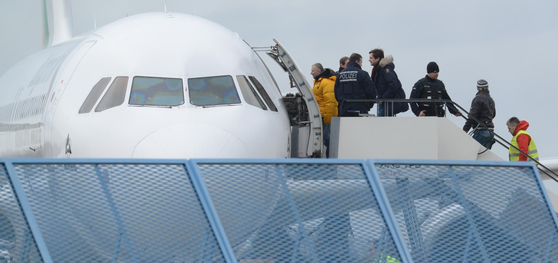 Abgelehnte Asylsuchende steigen im Rahmen einer Sammelabschiebung in ein Flugzeug.