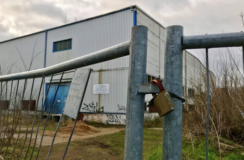 Die verwaiste Industriehalle auf dem Gelände des ehemaligen Zementwerks wird im nächsten Jahr abgerissen, um Baufreiheit zu schaffen