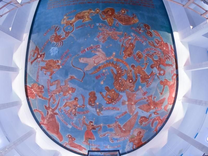 Im Planetarium in Hamburg sind die Sternzeichen an die Decke gemalt. Jedes soll für bestimmte Charaktereigenschaften stehen. Foto: Axel Heimken