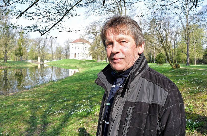 Horst Woche von der Kulturstiftung erklärt den Umbau im Park.