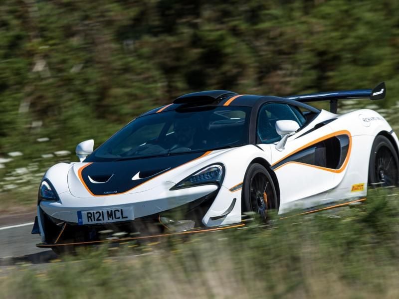 Rennwagen mit Straßenzulassung: Die Hutze auf dem Dach des McLaren 620R soll helfen, zusätzliche Luft zur Kühlung in den Motorraum zu befördern. Foto: McLaren/dpa-tmn