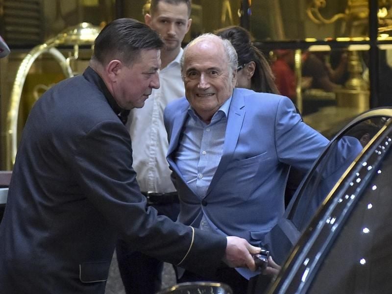 Der ehemalige FIFA-Präsident Joseph Blatter bei der Ankunft in seinem Moskauer Hotel. Foto: Dmitry Serebryakov/AP