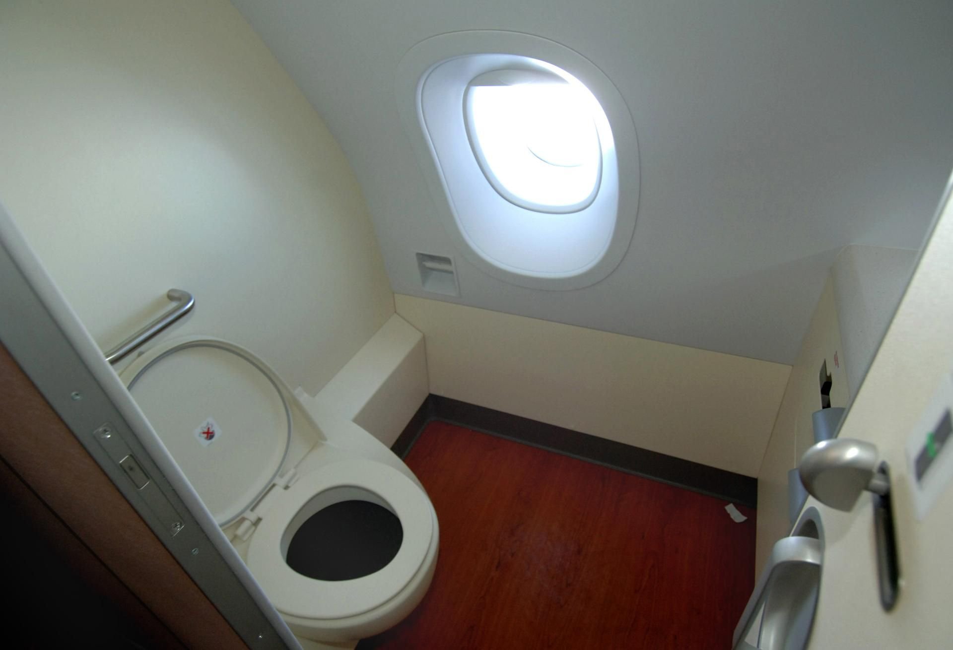 Eine Flugzeugtoilette