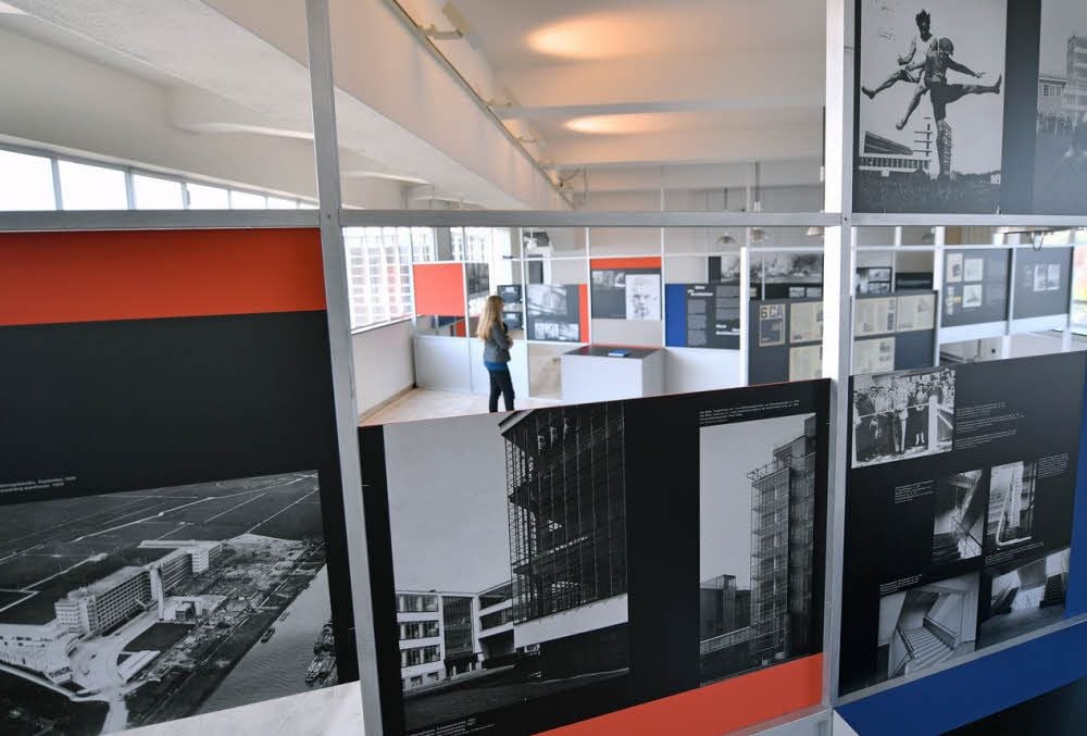 Erstaunliche Parallelen: Bauhaus Dessau (1926) und Rotterdamer Fabrik (1927). Blick in die Ausstellung