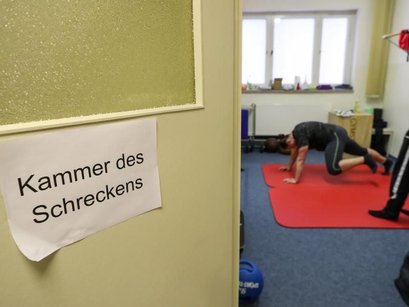 Ein Zettel „Kammer des Schreckens” hängt an der Tür zum Übungsraum, in dem sich Christina Schwanitz fit macht. Foto: Jan Woitas