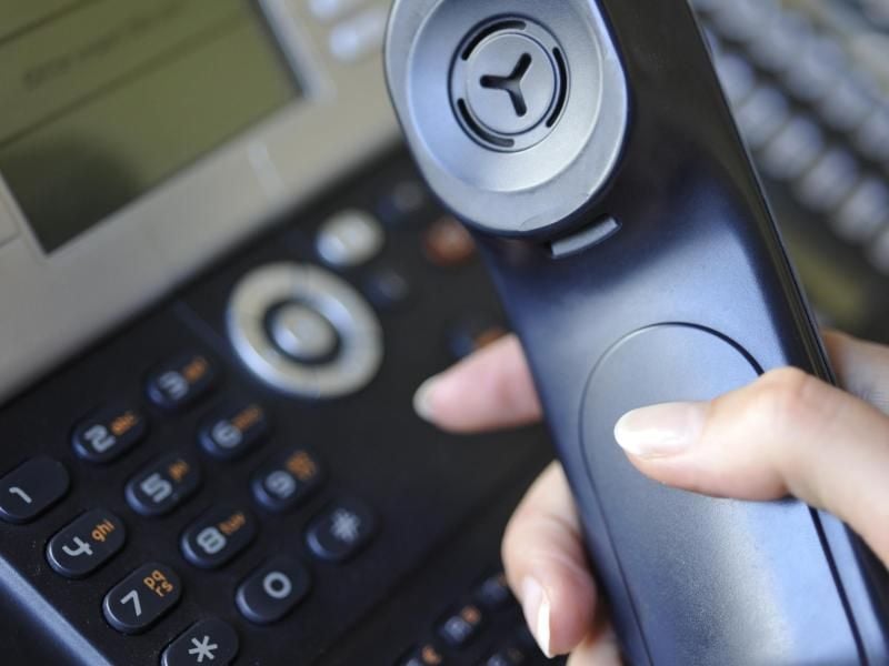 Wird man pausenlos von Werbeanrufen belästigt, kann man sich bei der Bundesnetzagentur beschweren. Diese braucht jedoch präzise Angaben. Daher sollte man sich genau notieren, wer anruft. Foto Marc Müller Foto: Marc Müller