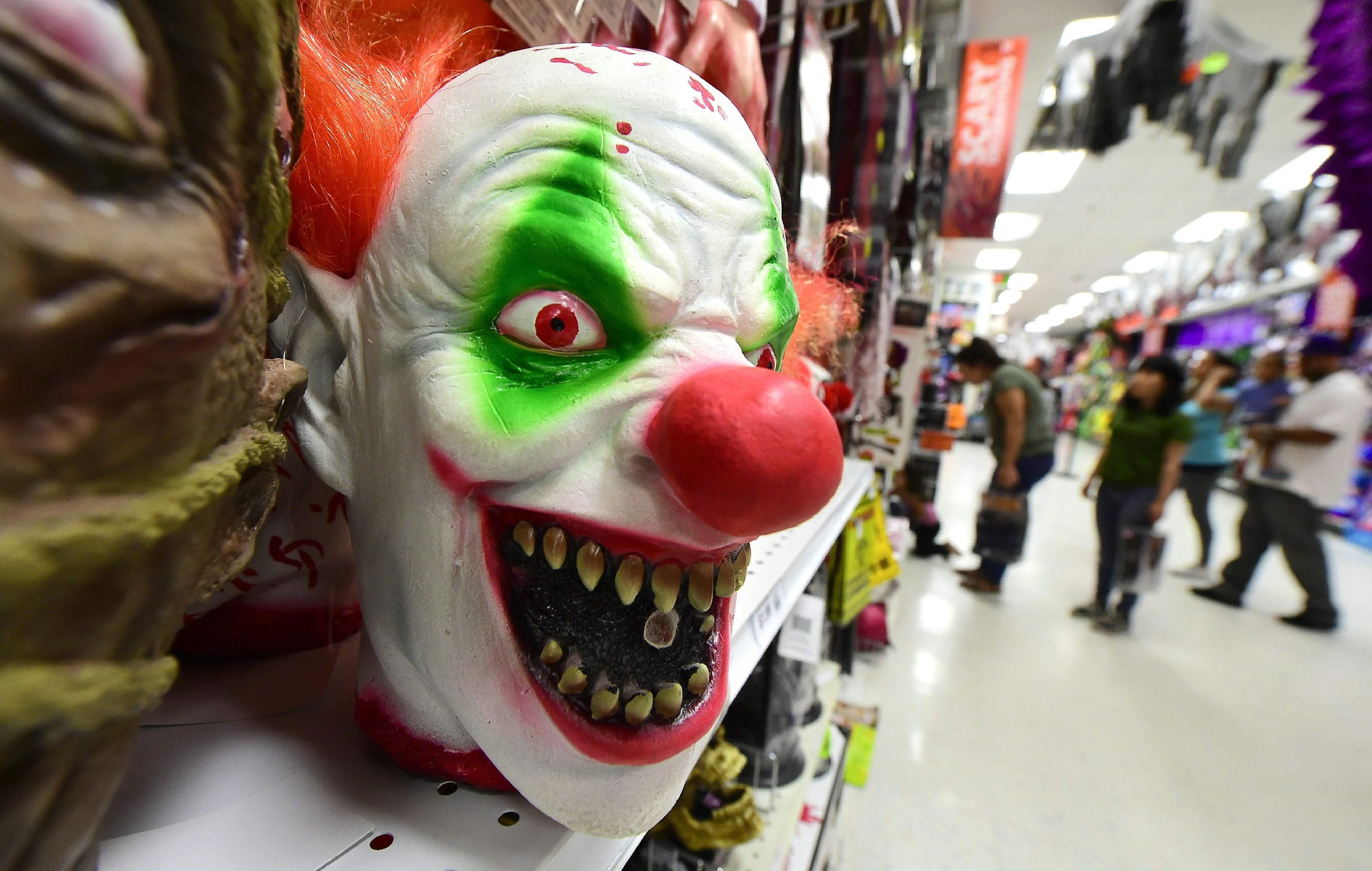 Seit Tagen bestimmen "Horror-Clowns" auch in Deutschland die Schlagzeilen. In Amerika sollen die Masken nun vor Halloween aus dem Sortiment genommen werden.
