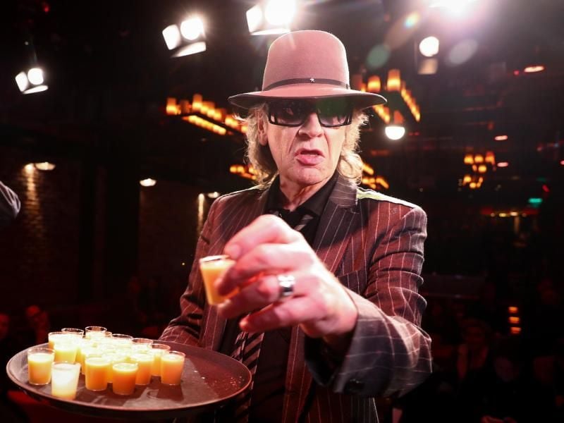 Udo Lindenberg serviert bei der Eröffnung der „Panik City - Die Udo-Lindenberg-Experience” Eierlikör. Foto: Christian Charisius/Archiv