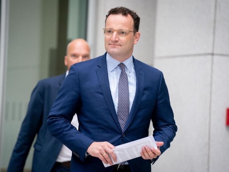 Jens Spahn sprach sich für ein möglichst einheitliches Vorgehen in der Debatte um eine Wiederzulassung von Zuschauern aus. Foto: Kay Nietfeld/dpa