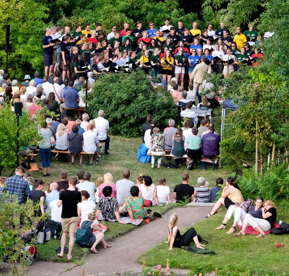 Im Botanischen Garten von Halle trat der Universitätschor zum Semester-Abschluss auf.