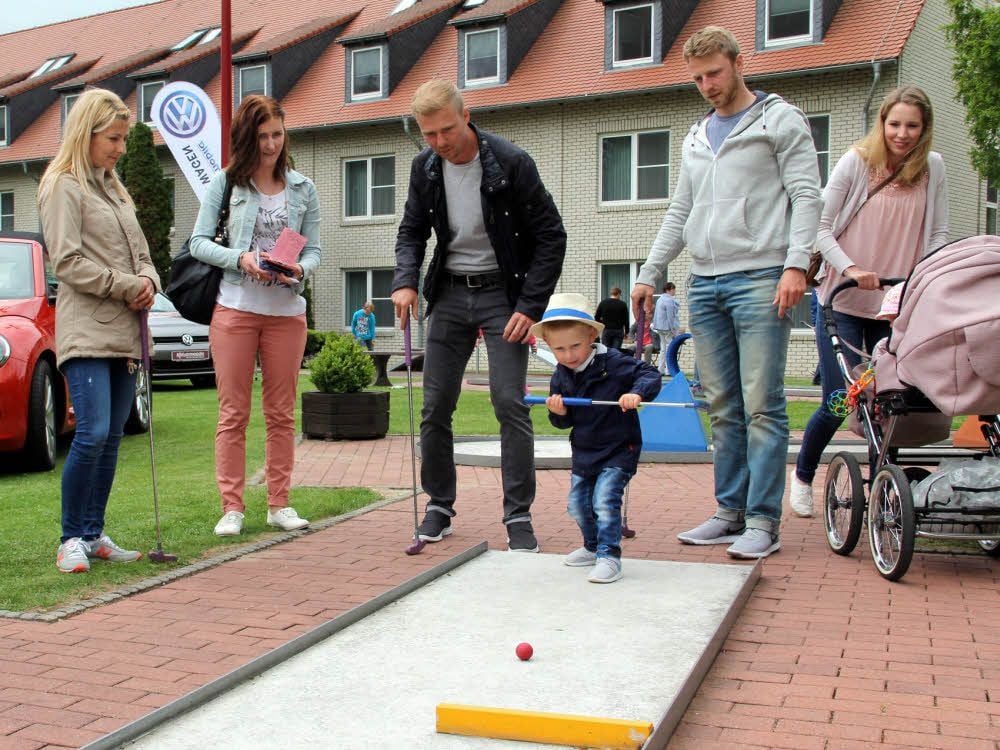 Der „Herrentag“ wird immer mehr zu einem Tag für die ganze Familie. Hunderte Ausflügler folgten der Einladung ins „Acamed Resort“ nach Neugattersleben. Der zweijährige Nick Kindel versuchte sich unter Aufsicht von Papa Ron beim Minigolf, die Oma arbeitet in der Küche des Hotels.