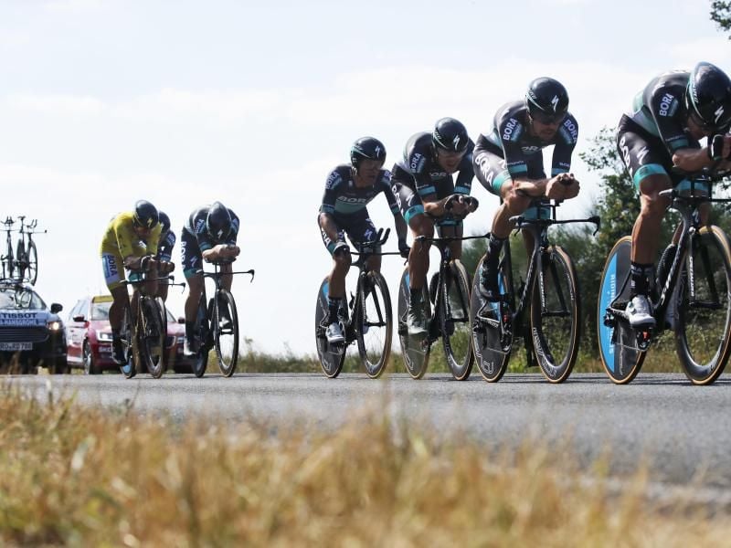 Die Fahrer vom Team Bora-HansGrohe, darunter Peter Sagan (l), der das Gelbe Trikot des Gesamtführenden trägt. Foto: Christophe Ena/AP