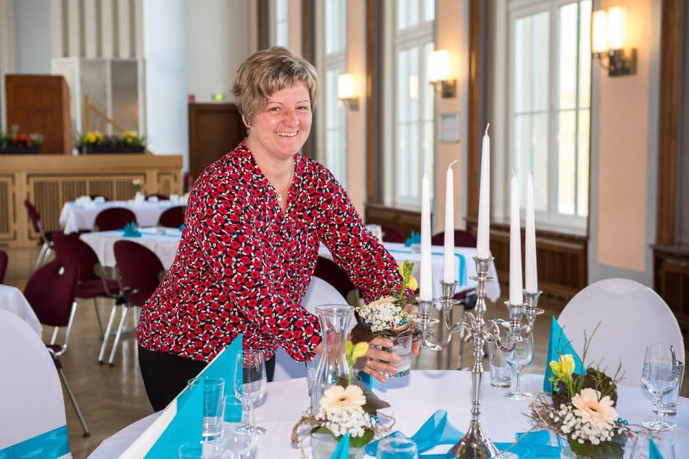 Dana Landgraf, hier dekoriert sie eine Hochzeitstafel im Hyzet Kultur- und Kongresszentrum in Alttröglitz, leitet mehrere Unternehmen.