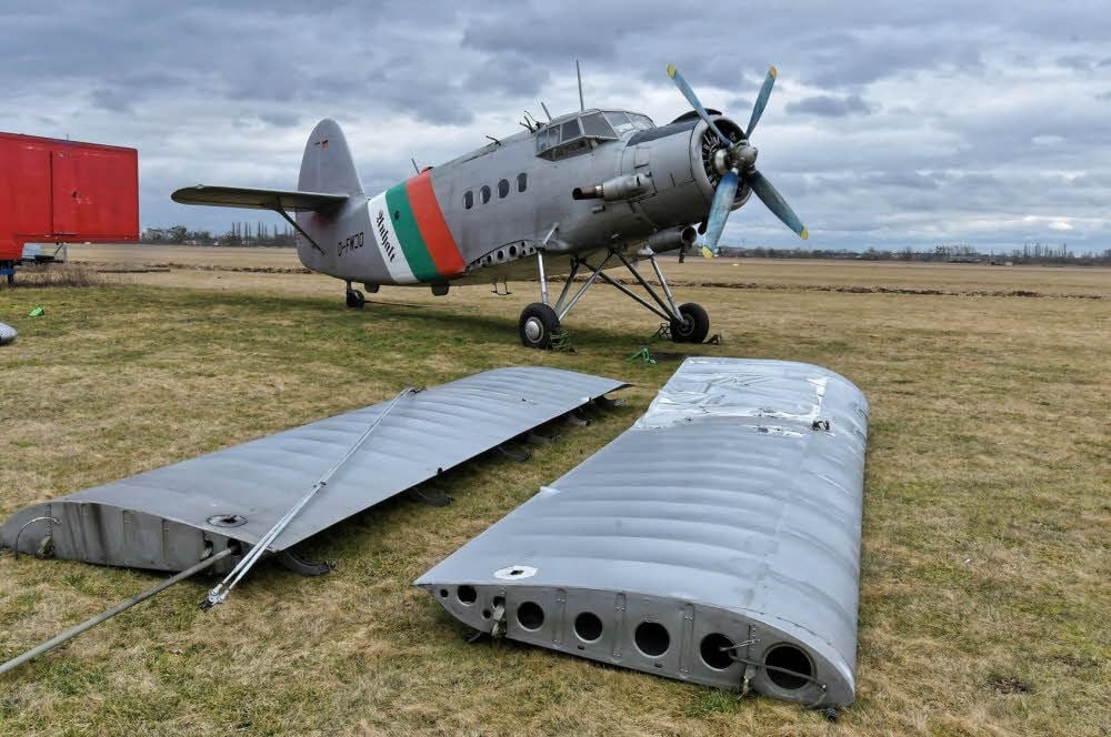 Nach dem letzten großen Sturmschaden mussten die Tragflächen der Dessauer AN-2 abmontiert werden.