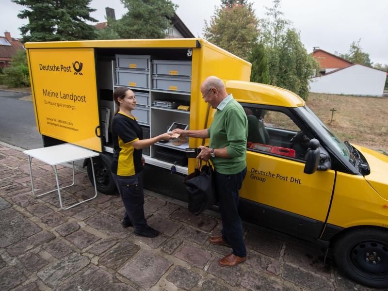 Beim Projekt „Meine Landpost” fahren Postmitarbeiter mit einem E-Mobil direkt zu Kunden, die Postdienstleistungen direkt an der eigenen Haustür in Anspruch nehmen. Foto: Marijan Murat