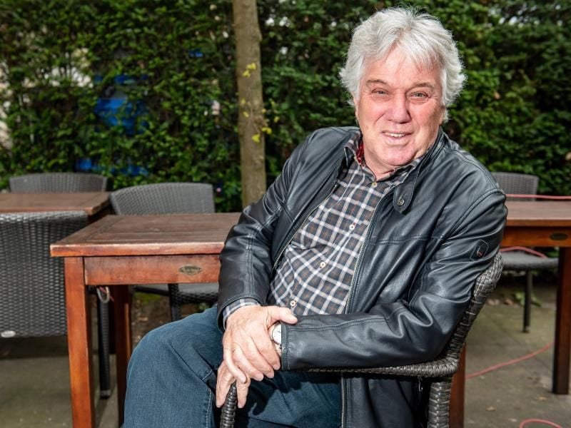 Rolf Zuckowski, Musiker, Komponist, Musikproduzent und Autor von Kinderliedern, schaut in einem Cafe in die Kamera. Foto: Axel Heimken
